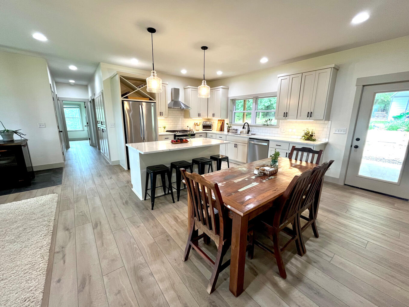 Kitchen & Dining Area