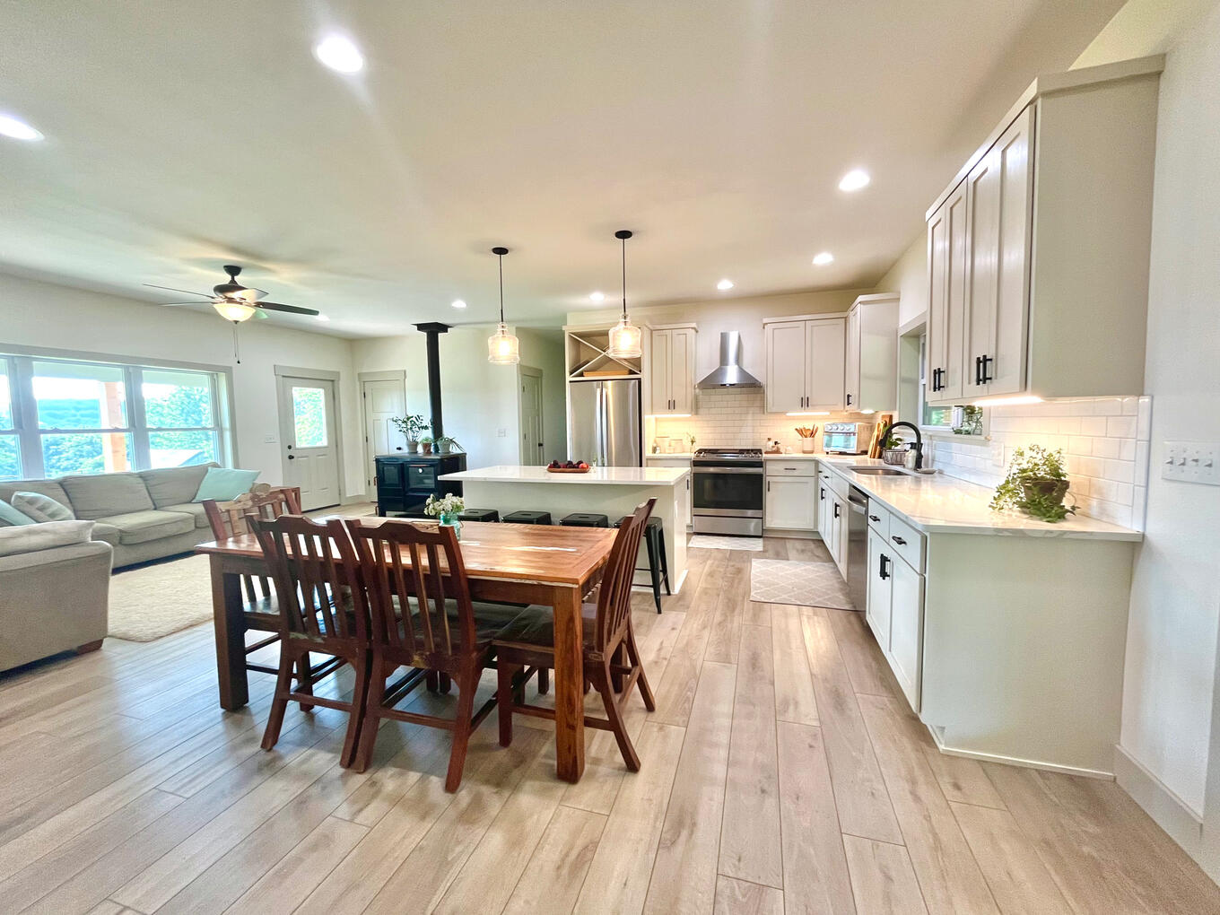 Kitchen & Dining Area