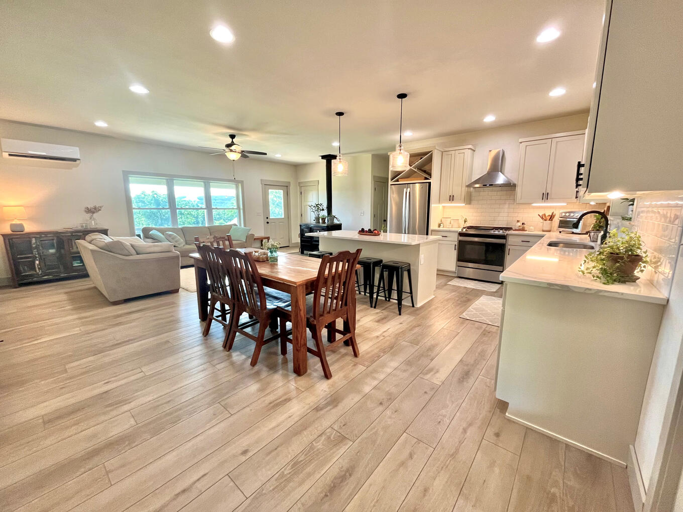 Kitchen & Dining Area